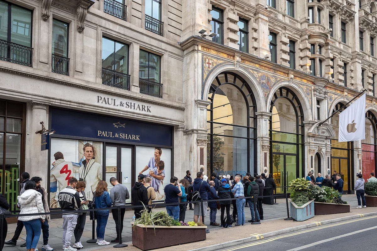Customers queue outside the Apple Inc. Regent Street store in London, on Sept. 22.Photographer: Betty Laura Zapata/Bloomberg