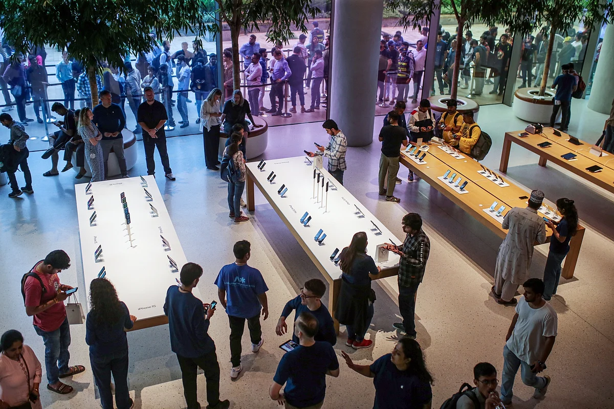 Customers at an Apple Inc. store in Mumbai.Photographer: Dhiraj Singh/Bloomberg
