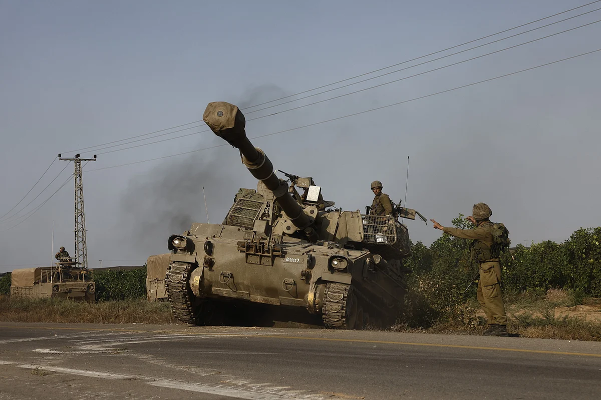 Israeli security forces move towards the border with Gaza outside Sderot, Israel.Photographer: Kobi Wolf/Bloomberg