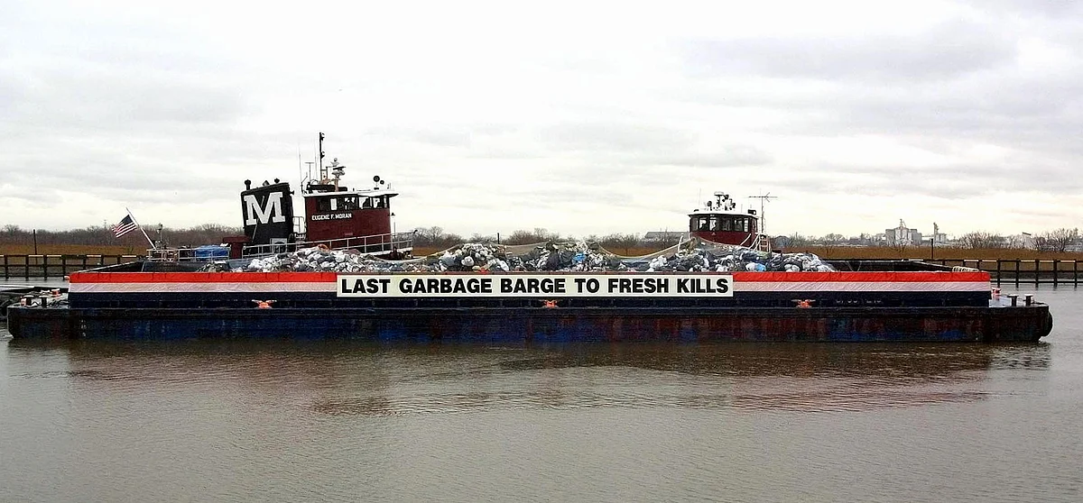 The final barge full of New York City trash arrives in Staten Island in March of 2001. Photographer: Matt Campbell/AFP/Getty Images