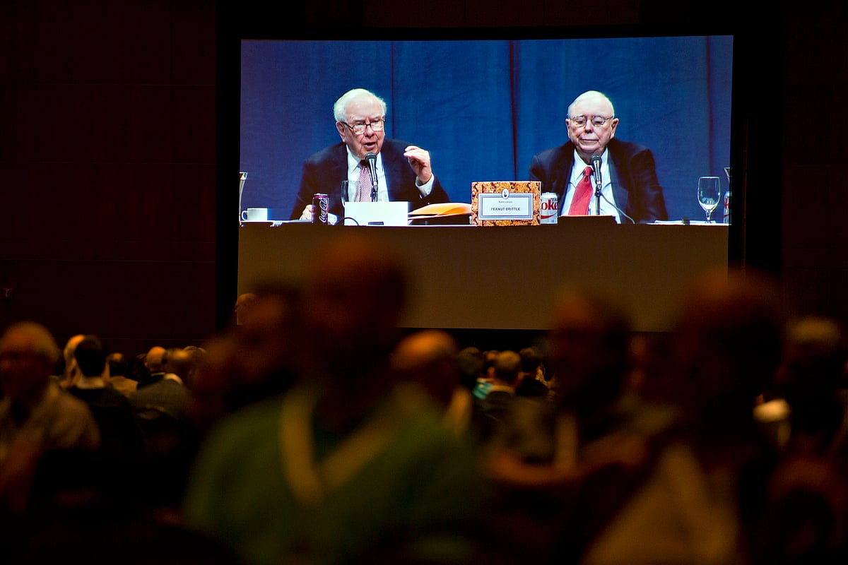 Warren Buffett, left, and Charlie Munger, on a screen in an overflow room during the company’s annual meeting in Omaha, Nebraska, in 2017.Photographer: Daniel Acker/Bloomberg