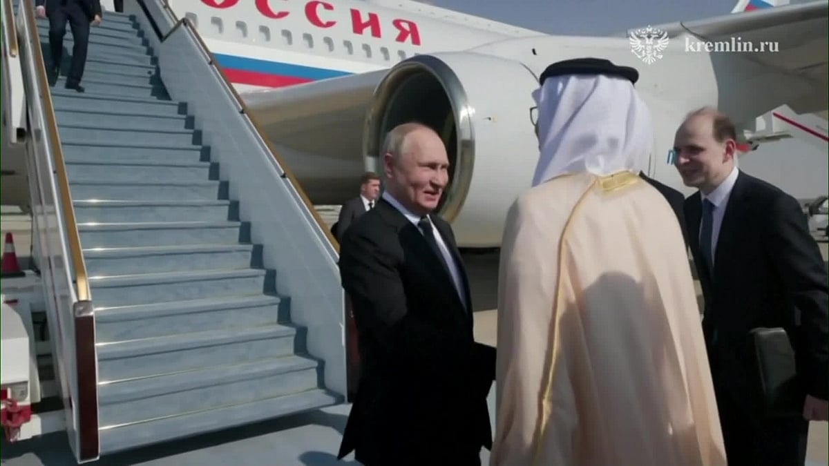 WATCH: Putin arrives in Abu Dhabi.Source: Bloomberg