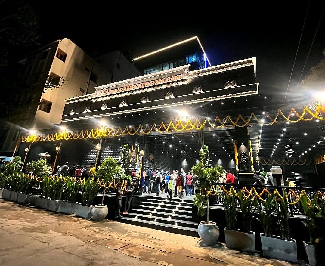 Rameshwaram Cafe: बैंगलुरु में फेमस है ये साउथ-इंडियन फूड आउटलेट, इडली-डोसा बेचकर कमाते हैं महीने के करोड़ों Rameshwaram Cafe: बैंगलुरु में फेमस है ये साउथ-इंडियन फूड आउटलेट, इडली-डोसा बेचकर कमाते हैं महीने के करोड़ों