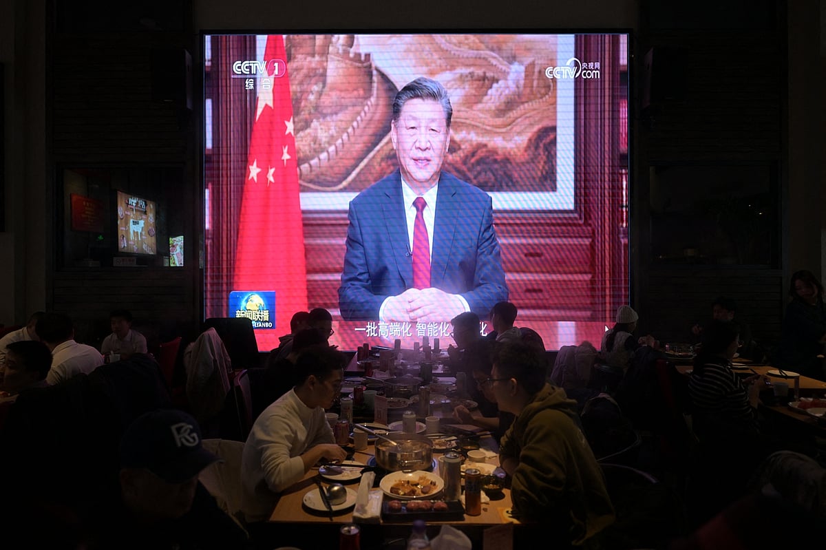 Xi Jinping’s New Year's speech broadcast at a restaurant in Beijing on Dec. 31.Photographer: Pedro Pardo/AFP/Getty Images