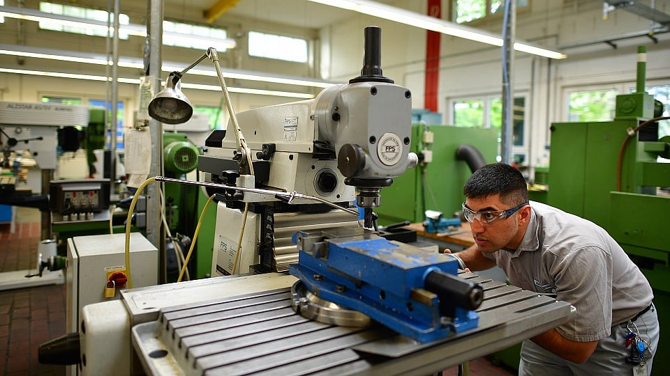 Private payrolls rose by less than expected in January with US companies adding 107,000 jobs, according to figures published by the ADP Research Institute. Michael McKee has the details on Bloomberg Television.Source: Bloomberg