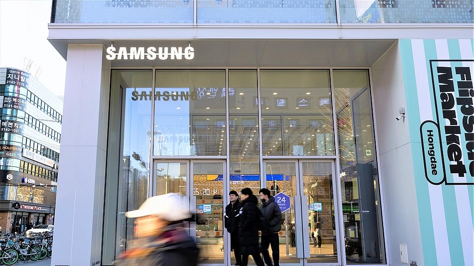 WATCH: Samsung Electronics. South Korea’s largest company, posted its sixth straight quarter of declining operating profit. Yoolim Lee reports.Source: Bloomberg
