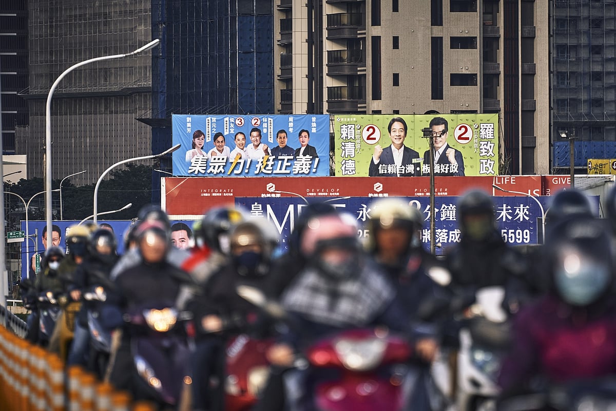 Campaign posters for Lai Ching-te’s DPP and Hou Yu-ih’s KMT parties in Taipei.Photographer: An Rong Xu/Bloomberg