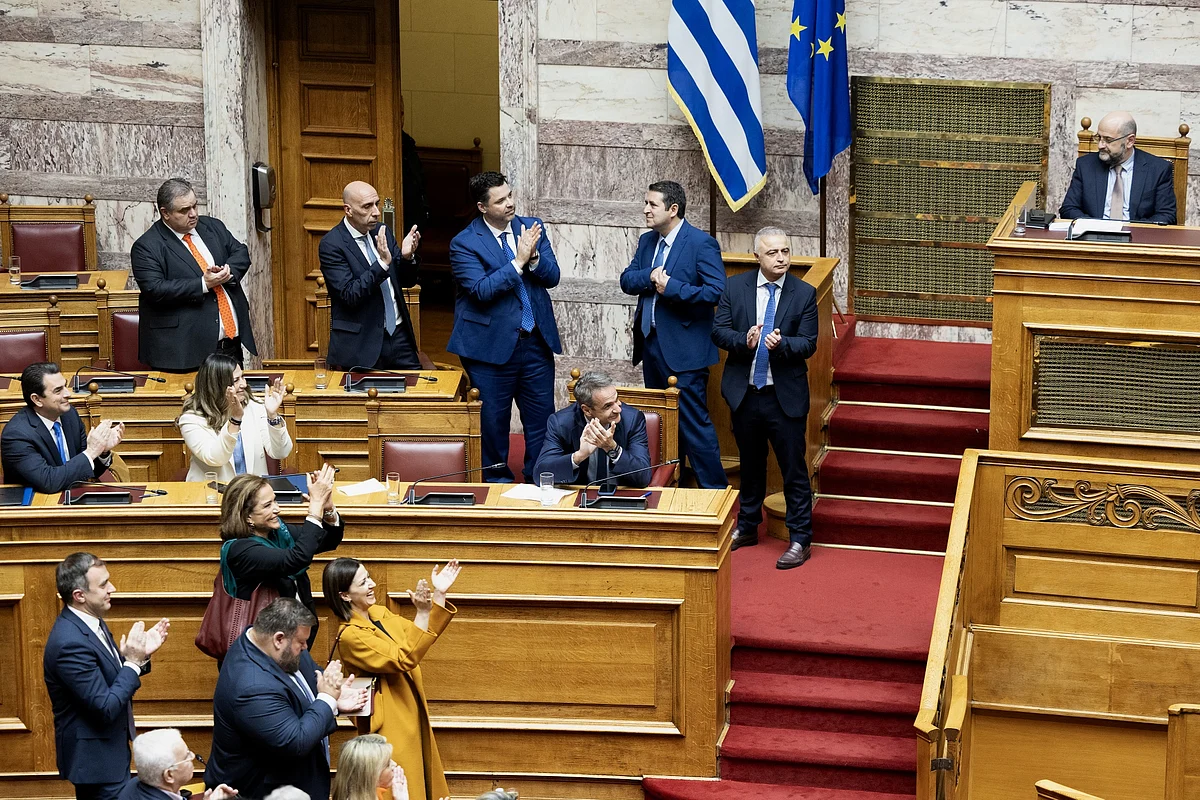 Kyriakos Mitsotakis, Greece’s prime minister, center, and lawmakers applaud after a vote on the same-sex marriage bill.Photographer: Yorgos Karahalis/Bloomberg