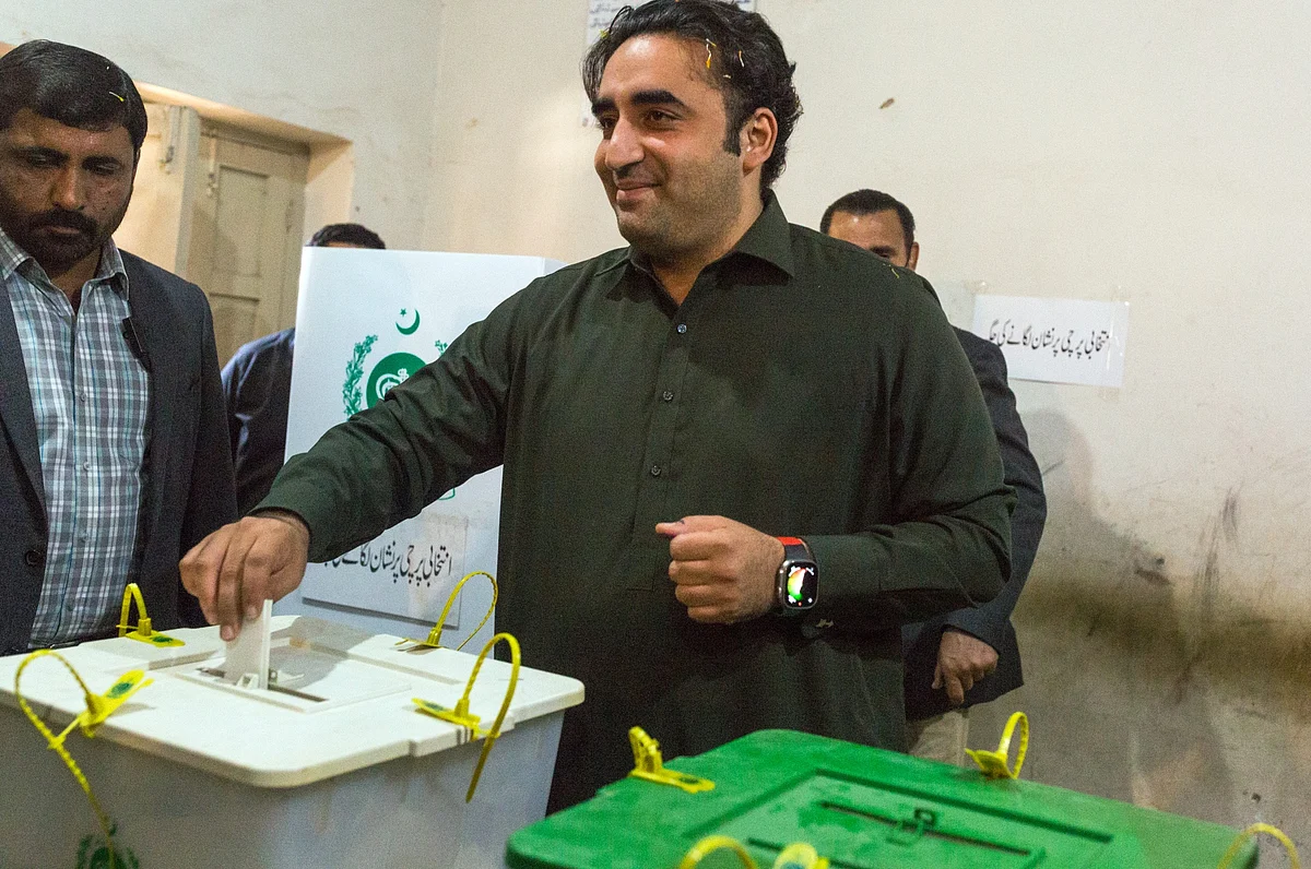 Bilawal Bhutto Zardari casts his ballot at a polling station in Lakarna, Pakistan.Photographer: Asim Hafeez/Bloomberg