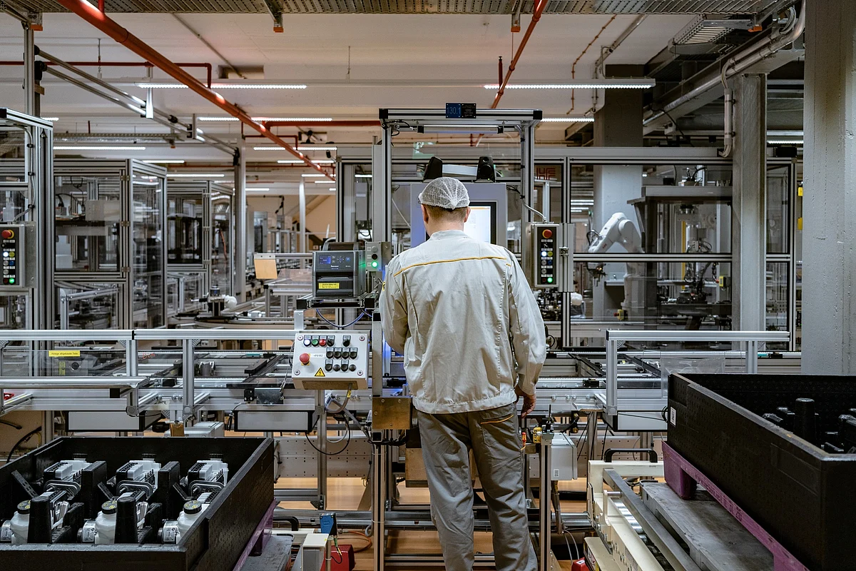 The Continental AG manufacturing plant in Frankfurt. The auto-parts maker is plans to close a component factory near Wolfsburg because of declining demand.Photographer: Ben Kilb/Bloomberg