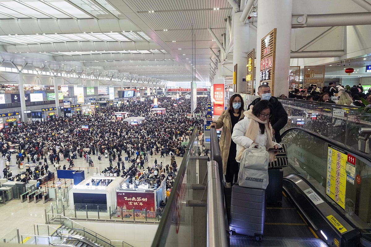 Travelers at Shanghai Hongqiao railway station on Feb. 6.Photographer: Raul Ariano/Bloomberg