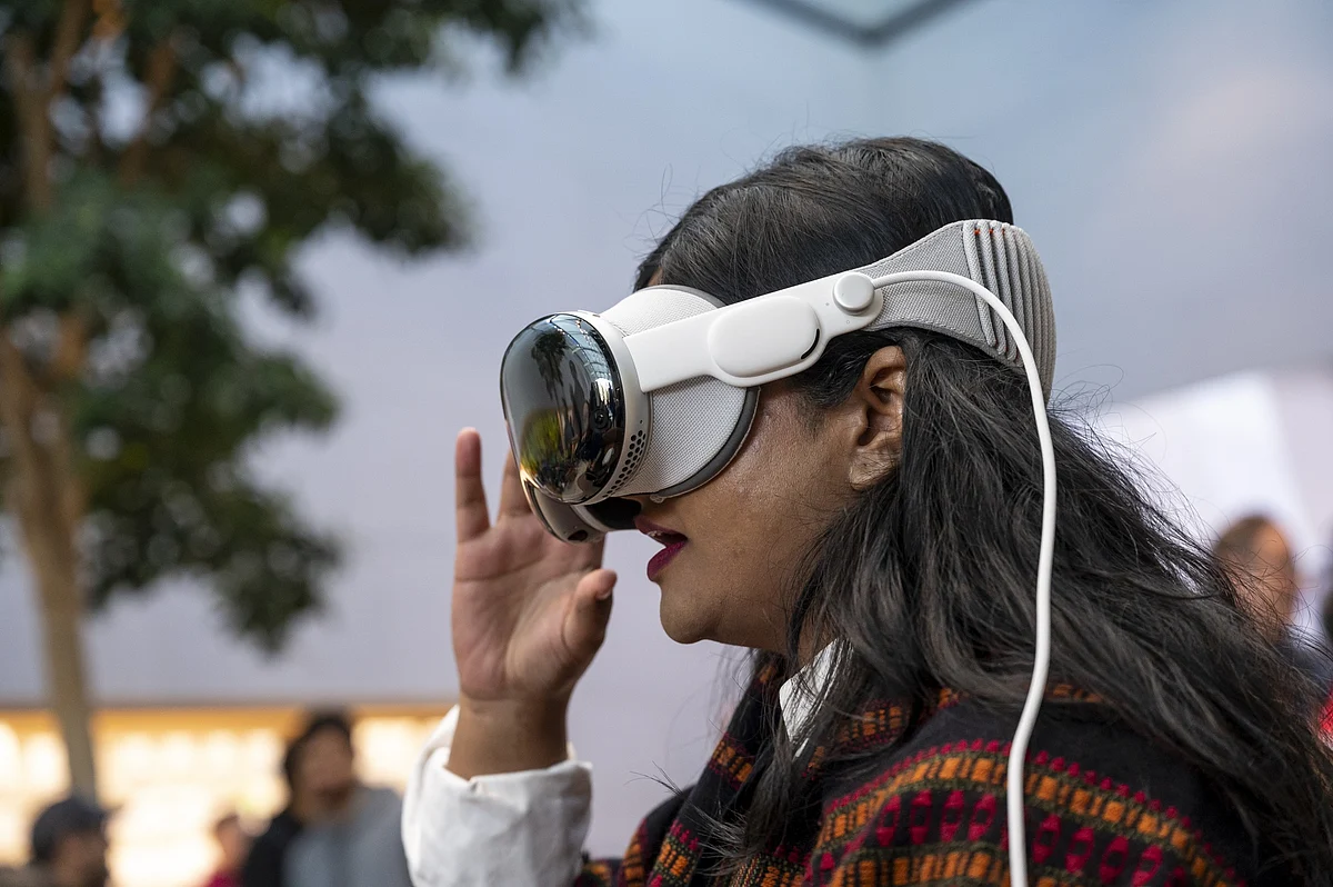 A customer tries out the Vision Pro at a store in Palo Alto, California.Photographer: David Paul Morris/Bloomberg