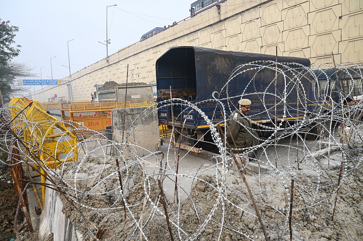 A polilce barricade in New Delhi.Photographer: Prakash Singh/Bloomberg