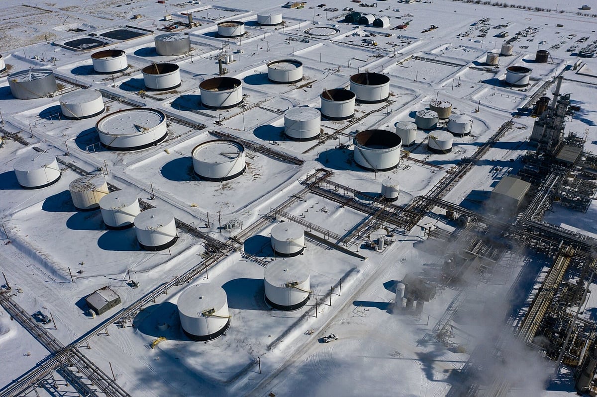 Oil Declines With U.S. Stockpiles And OPEC Supply Policy In Focus