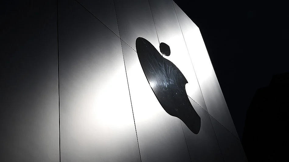 WATCH: Apple reported a deepening slump in China during the holiday quarter, even as total iPhone sales were stronger than expected. Emily Chang has more.Source: Bloomberg