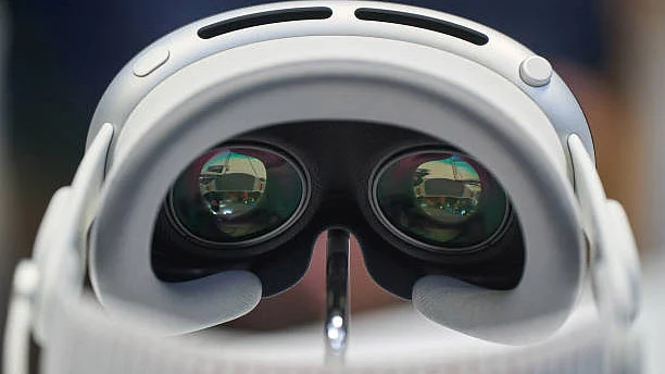 Apple’s Vision Pro headset is now on sale. CEO Tim Cook was at the flagship Apple Store in New York for the event. But the big question is: How many people are willing to pay $3,499 for the device? Dave Lee of Bloomberg Opinion is at the store on “Bloomberg Technology.”Source: Bloomberg