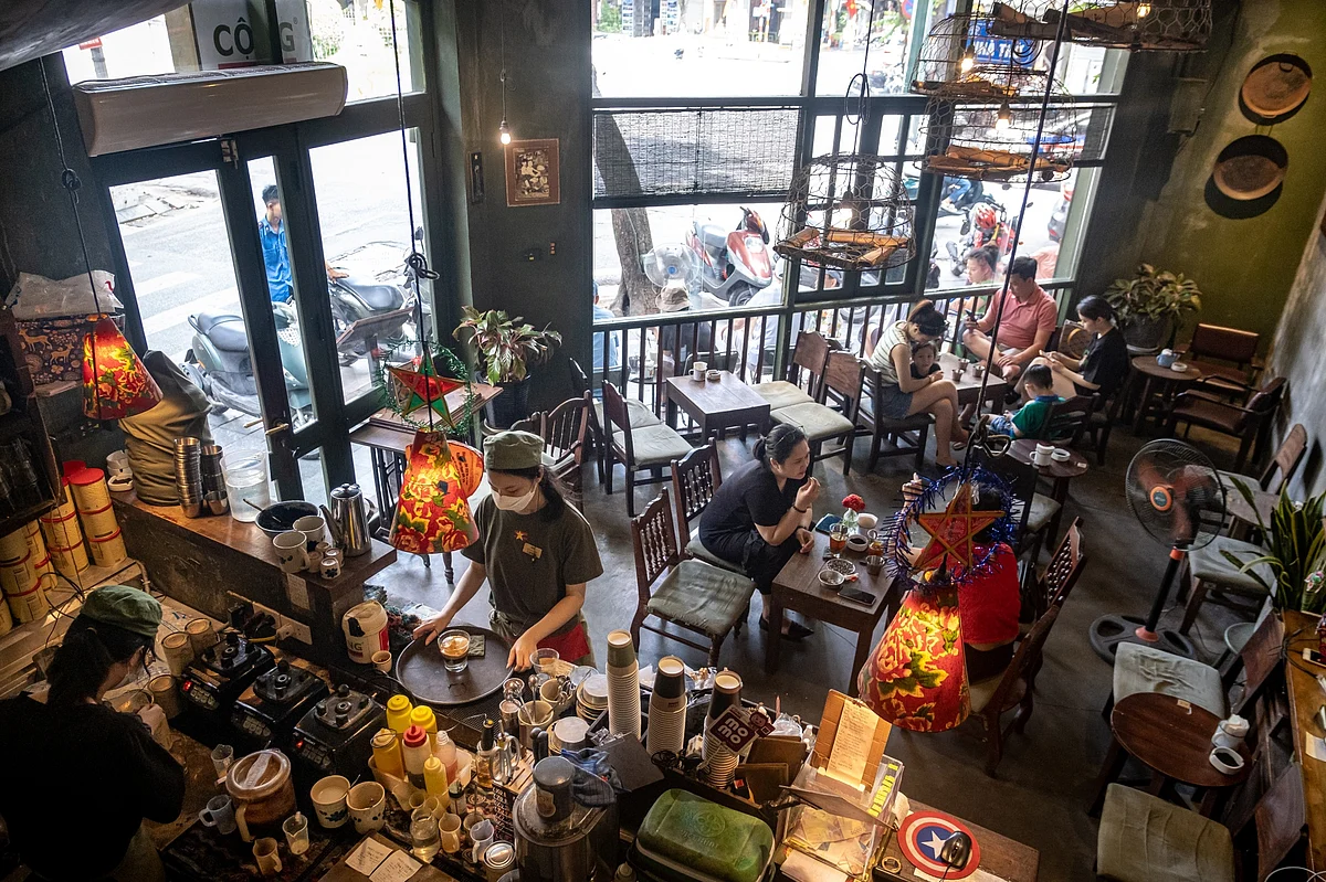 Customers at a coffee shop in Hanoi.Photographer: Linh Pham/Bloomberg