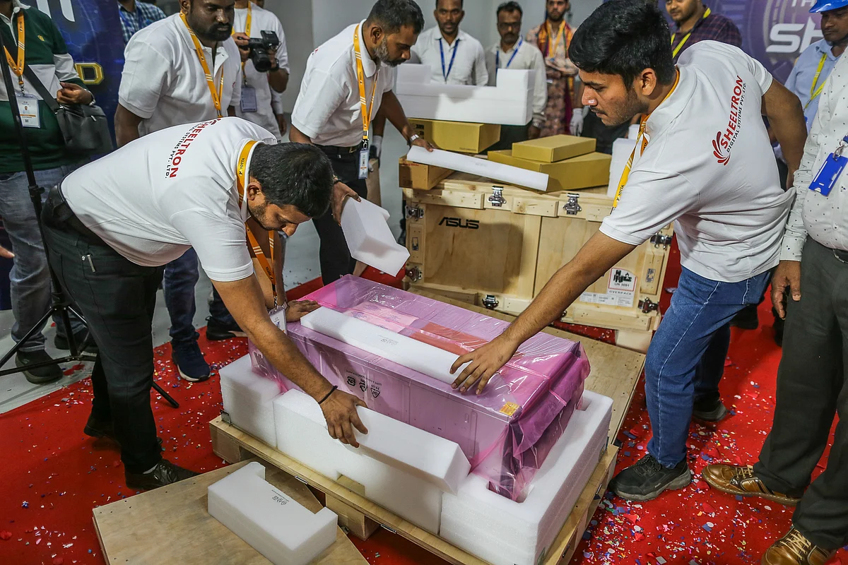 Workers unload the first of more than 4,000 H100 chips that Yotta ordered from Nvidia.Photographer: Dhiraj Singh/Bloomberg