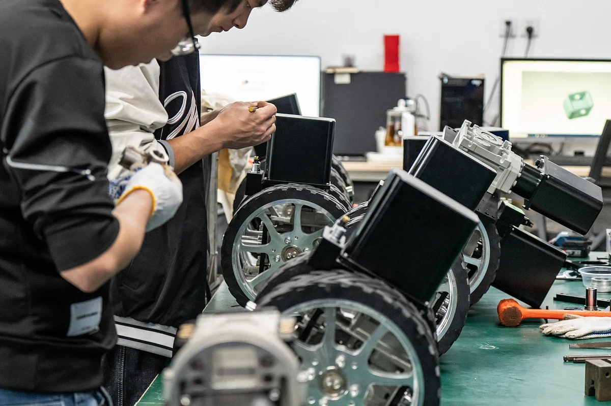 <div class="paragraphs"><p>Assembling the robot’s magnetic wheels. (Photographer: Qilai Shen/Bloomberg)</p></div>