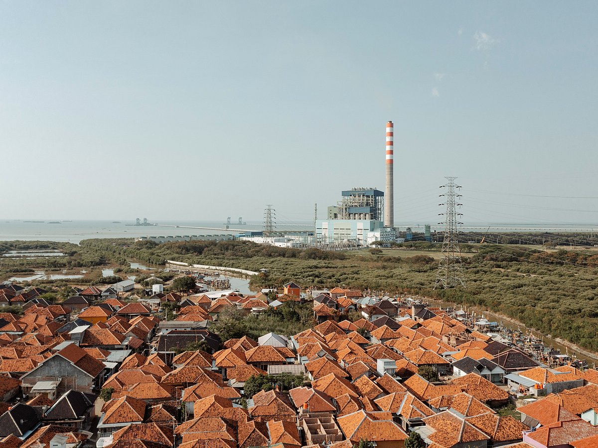 The fishing village of Waruduwur near a coal-fired power station in Cirebon, Indonesia. Photographer: Muhammad Fadli/Bloomberg