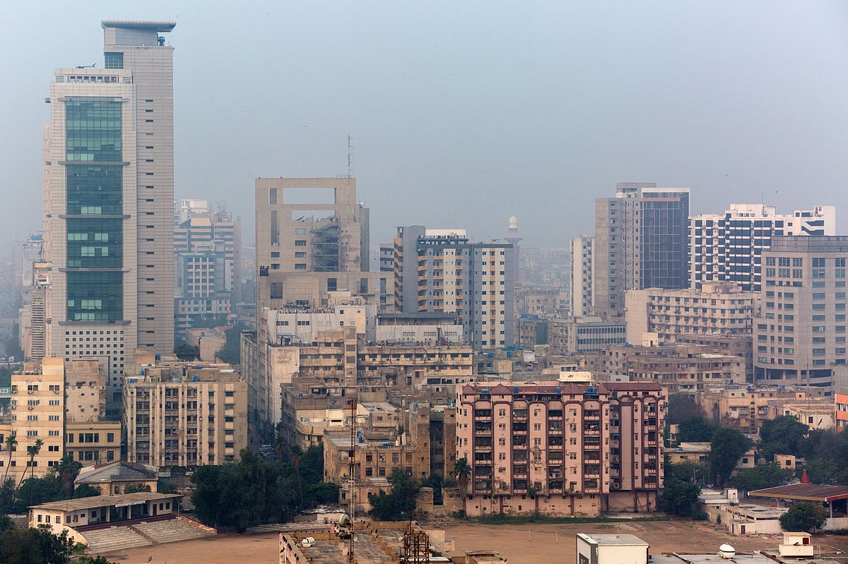 Morning fog in Karachi.Photographer: Asim Hafeez/Bloomberg