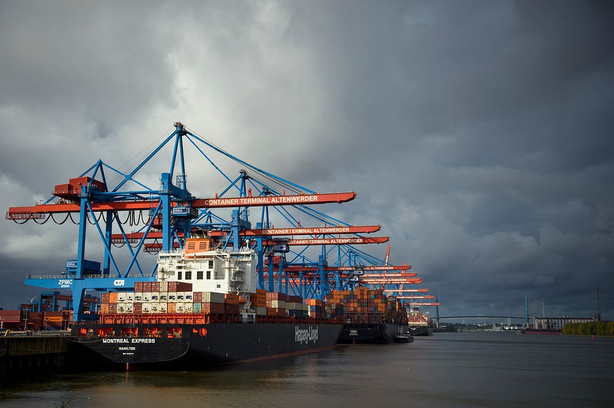Container ships at Hamburg Port in Hamburg, Germany.Photographer: Gregor Fischer/Getty Images