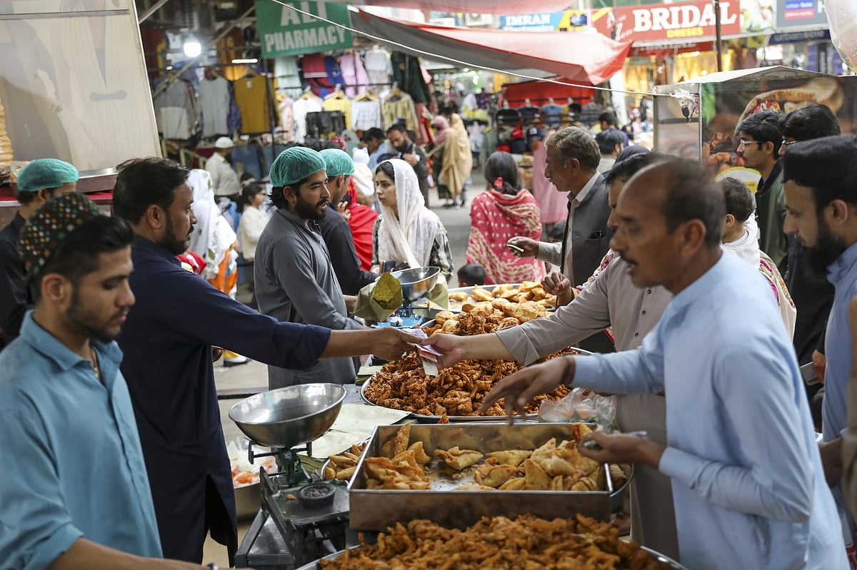 Aurangzeb will face some policy choices that may be unpopular with voters such as these shoppers at a market in Islamabad.Photographer: Asad Zaidi/Bloomberg