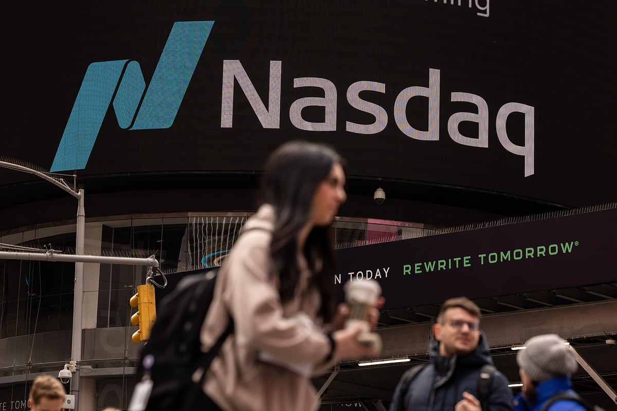 Tech gets hit before earnings.Photographer: Yuki Iwamura/Bloomberg