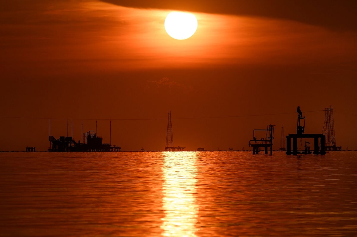Oil Holds Gain With Stockpile Data And Iran Sanctions In Focus Oil Holds Gain With Stockpile Data And Iran Sanctions In Focus