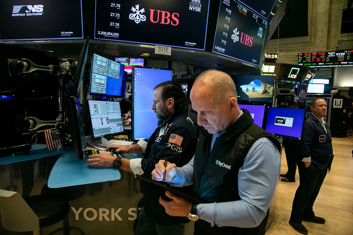 Stocks fall before jobs report amid concern over geopolitical tensions.Photographer: Michael Nagle/Bloomberg