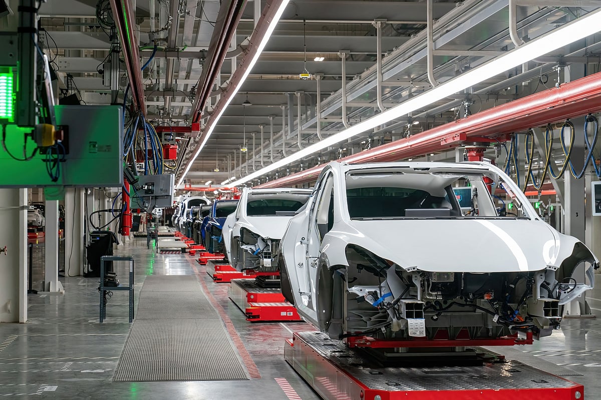US Factory Activity Shrinks With Price Gauge Highest Since 2022