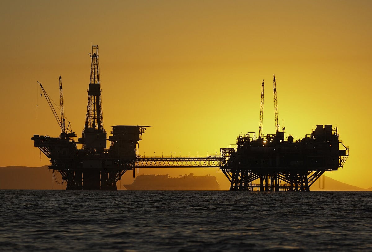 Hedge Funds Slash Bullish Oil Bets To Lowest In Eight Weeks