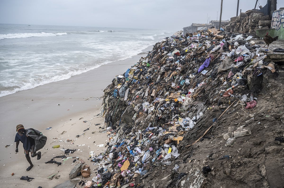  Textile waste pollutes the shoreline at Chorkor beach in Accra, Ghana.Photographer: Andrew Caballero-Reynolds/Bloomberg