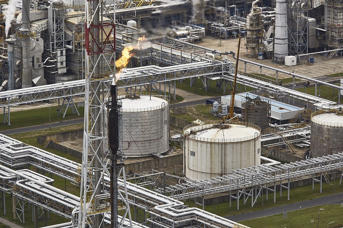 Oil Set For Biggest Weekly Drop Since February On Demand Concern