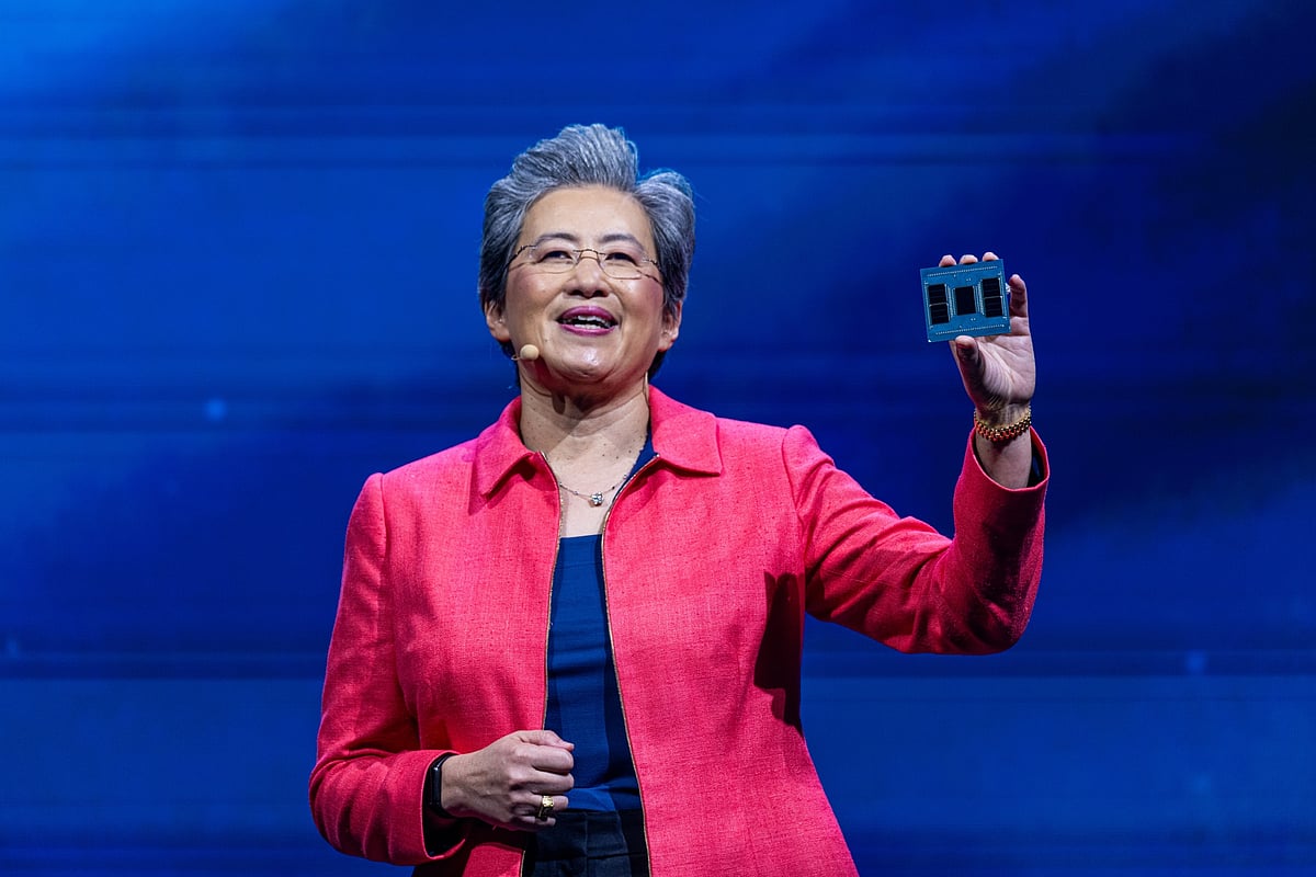 Lisa Su holds an AMD AI processor in Taipei on June 3.Photographer: Annabelle Chih/Bloomberg
