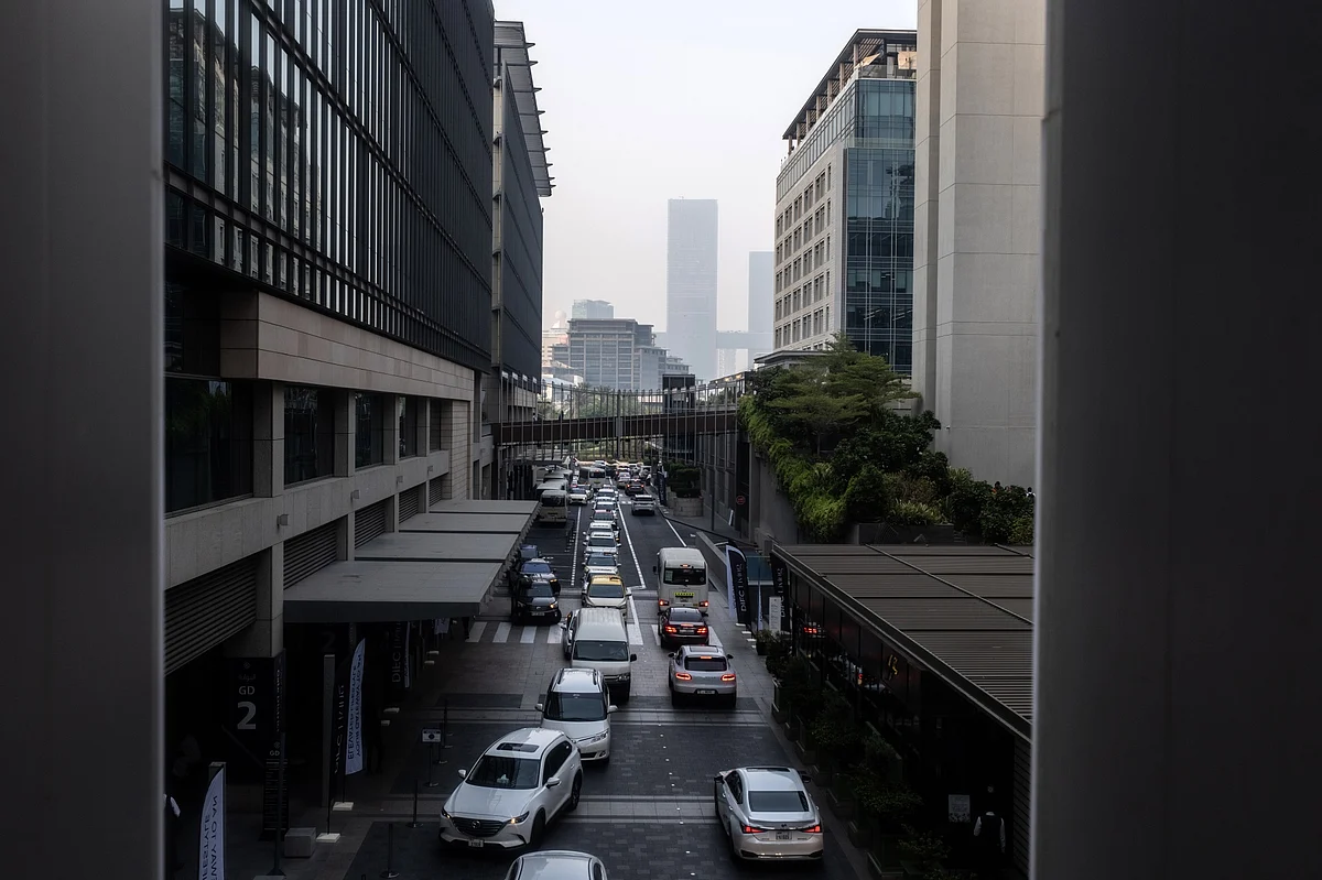 Traffic at the Dubai International Financial District (DIFC) in Dubai, United Arab Emirates.Photographer: Natalie Naccache/Bloomberg