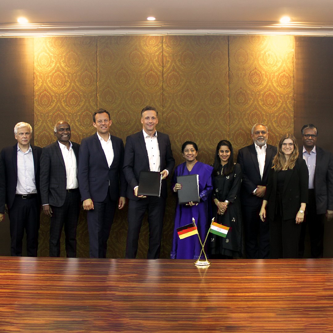 <div class="paragraphs"><p>DEUTZ-CEO Dr. Sebastian C. Schulte and Mallika Srinivasan, Chairman and Managing Director of TAFE Motors, signing the cooperation agreement. (Source: DEUTZ AG)</p></div>