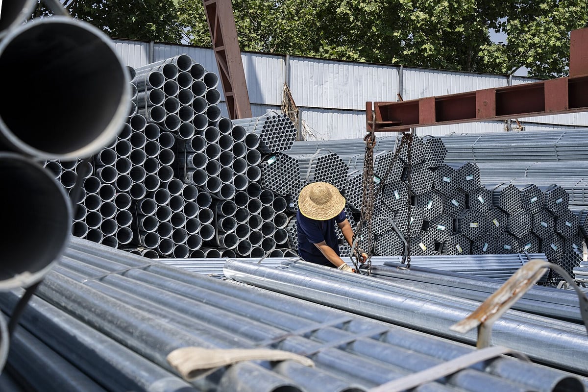 <div class="paragraphs"><p>Bundles of steel tubes at a trading market in Jinan, China. (Photographer: Qilai Shen/Bloomberg)</p></div>