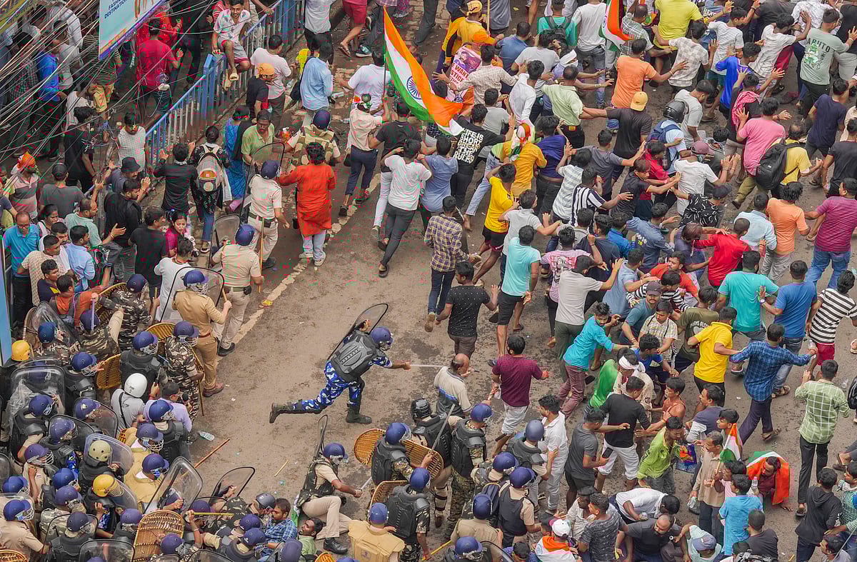 <div class="paragraphs"><p>Howrah: RAF personnel lathi-charge during a protest march by Paschimbanga Chhatra Samaj activists to Nabanna (state secretariat) against the alleged rape and murder of a postgraduate trainee doctor, in Howrah, Tuesday, Aug. 27, 2024.(Source: PTI)</p></div>
