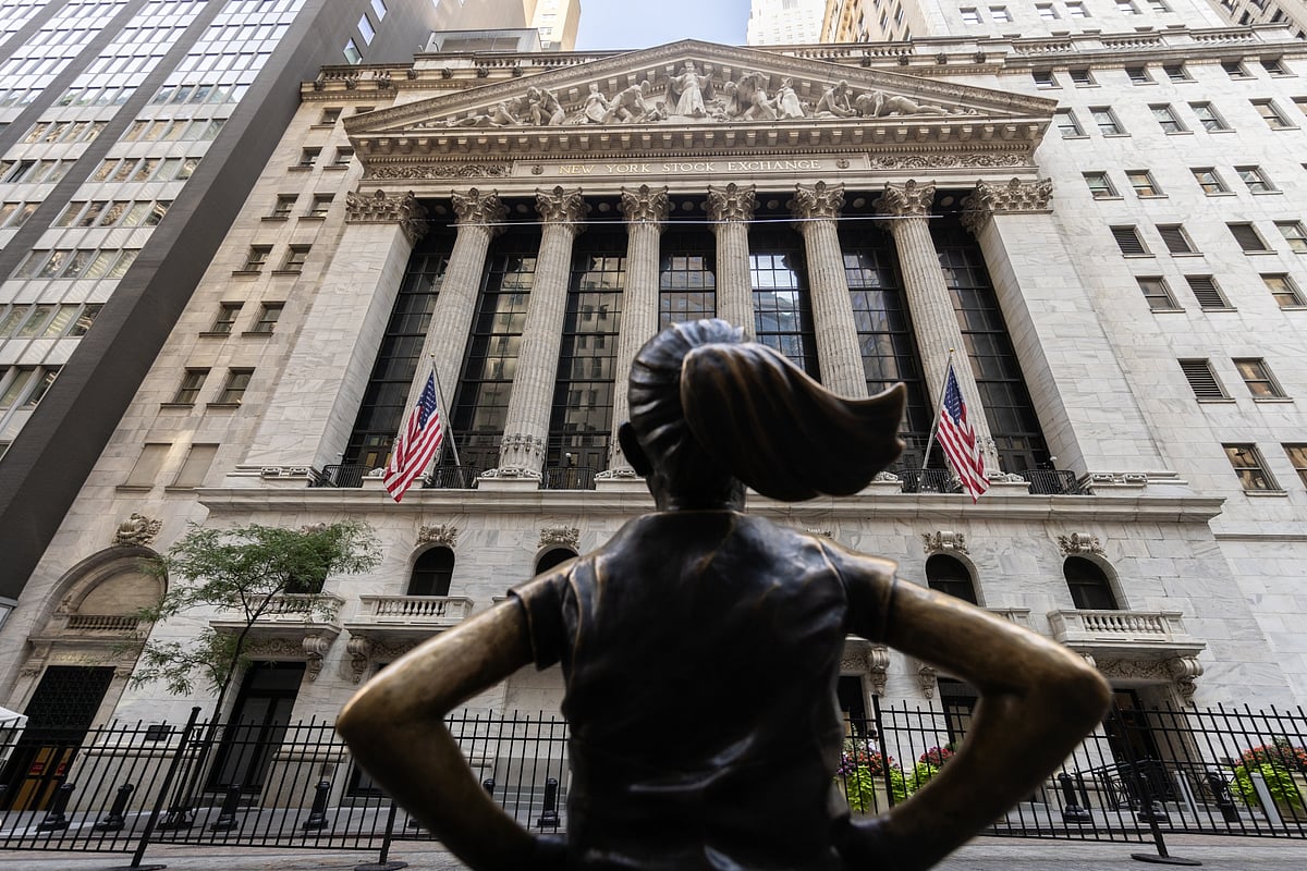 Stocks rise as data show US economy is still holding strong.Photographer: Jeenah Moon/Bloomberg