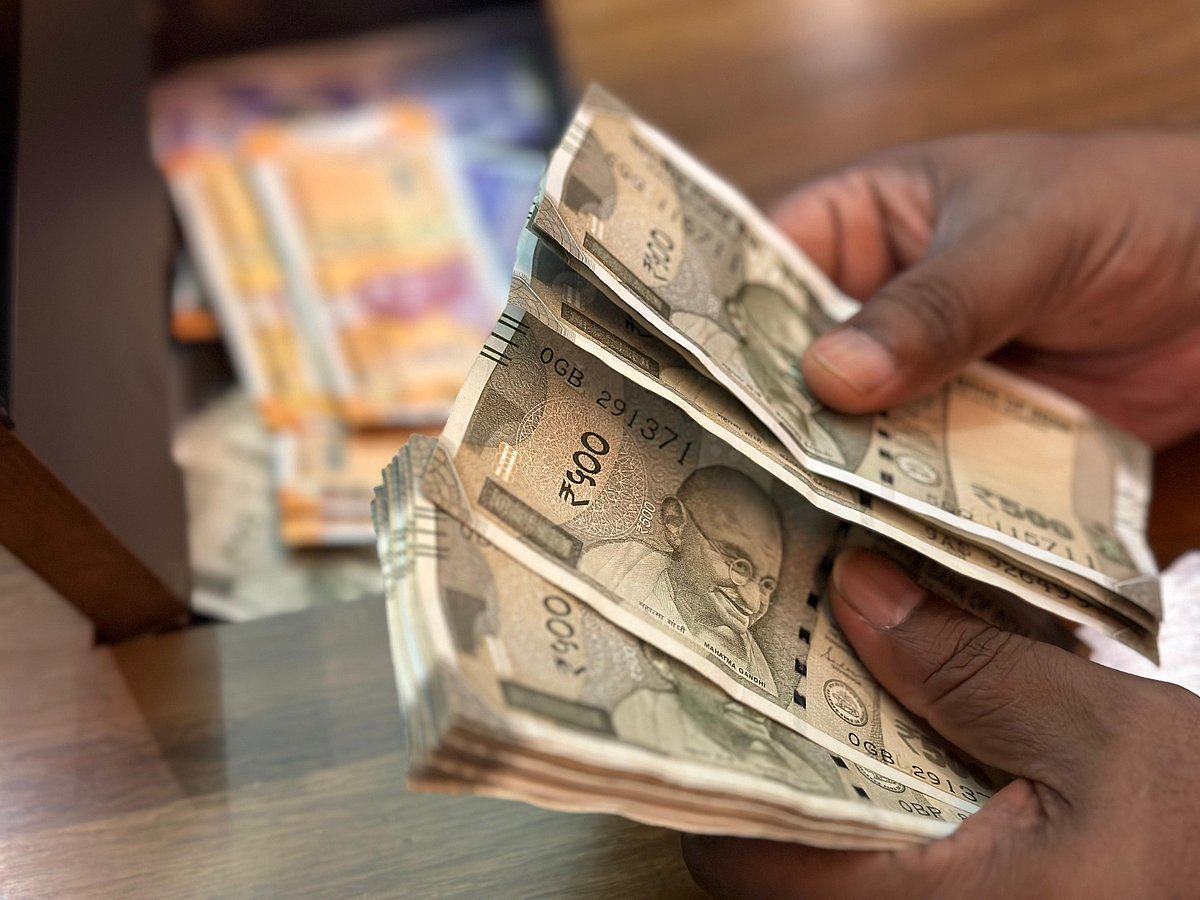 <div class="paragraphs"><p>Close view of counting Rs 500 Indian currency notes (Photo: Vivek Amare/ Source: NDTV Profit)&nbsp;</p></div>