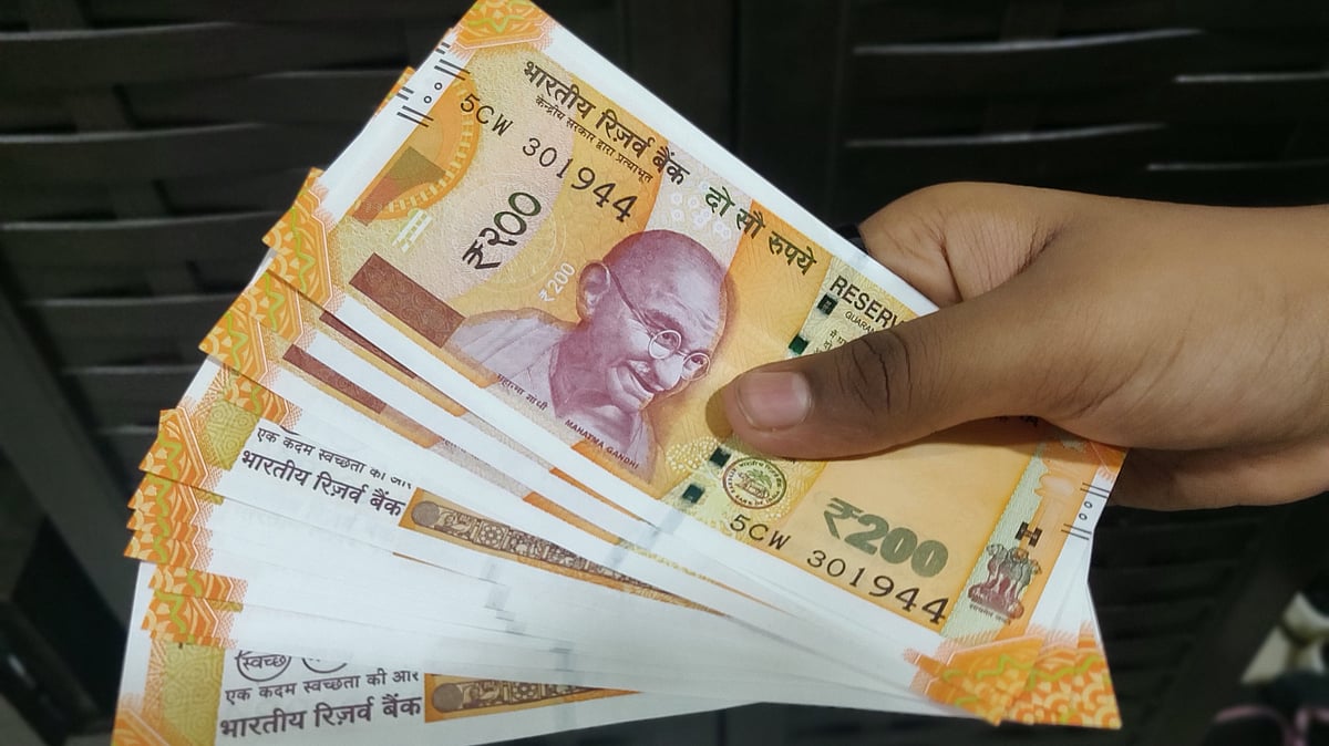 <div class="paragraphs"><p>A person holding Indian two rupees bank notes for photograph. (Photo: Usha Kunji/ Source: NDTV Profit)</p></div>
