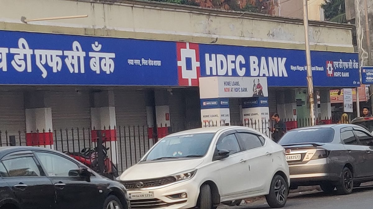 <div class="paragraphs"><p>HDFC Bank reported an in-line quarter with 10 bps NIM decline&nbsp; and contained credit costs at 41 bps.</p><p> (Photographer: Usha Kunji/NDTV Profit)</p></div>