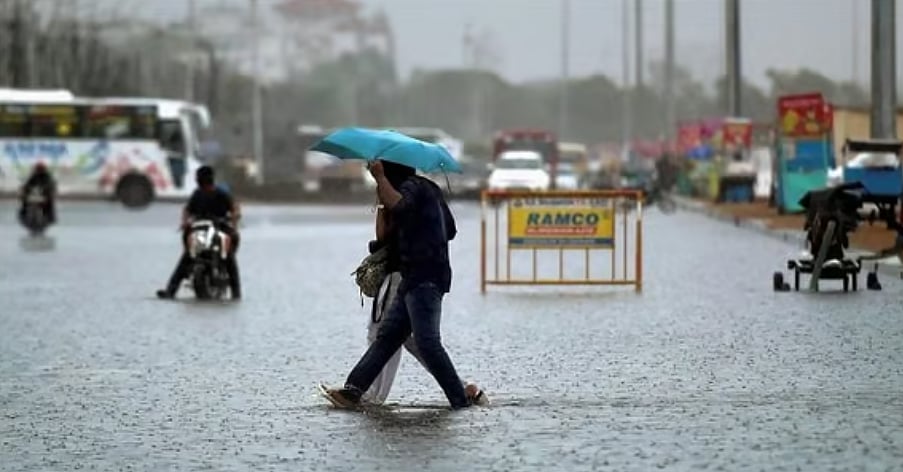 <div class="paragraphs"><p>Residential neighbourhoods in Tamil Nadu's Chennai were submerged, and key roads and highways are severely waterlogged. (Photo: PTI)</p></div>