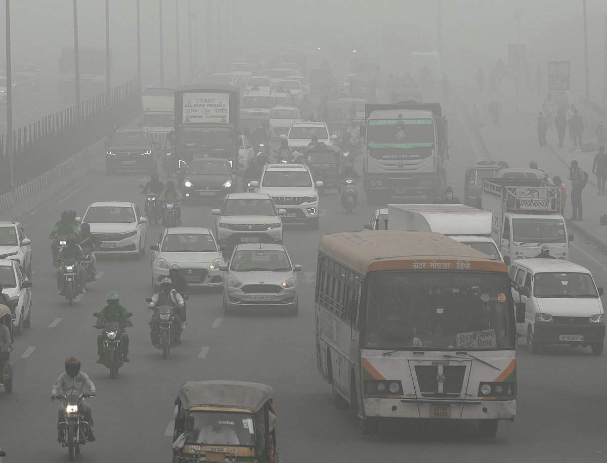 <div class="paragraphs"><p>New Delhi: Vehicles play on a road amid smog as air quility remains in 'severe' category, in New Delhi, Monday, Nov. 18 2024. (Photo Source: PTI)</p></div>