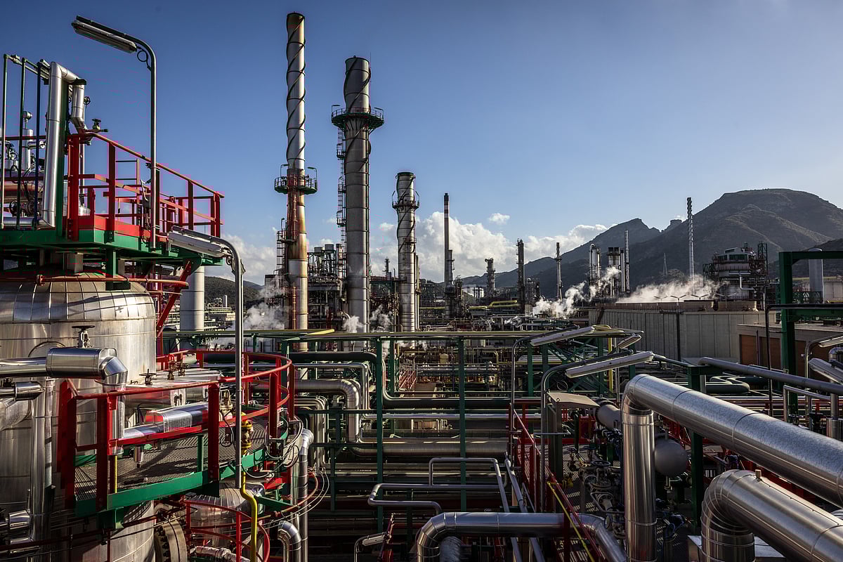 Oil Holds Drop As Traders Dismiss Impact Of US Moves Over Russia