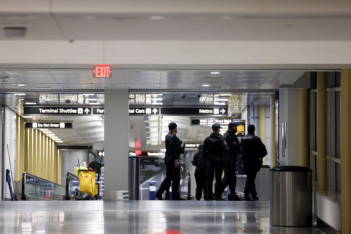 <div class="paragraphs"><p>Members of the police special response team at Ronald Reagan National Airport. Photographer: Tierney L. Cross/Bloomberg</p></div>