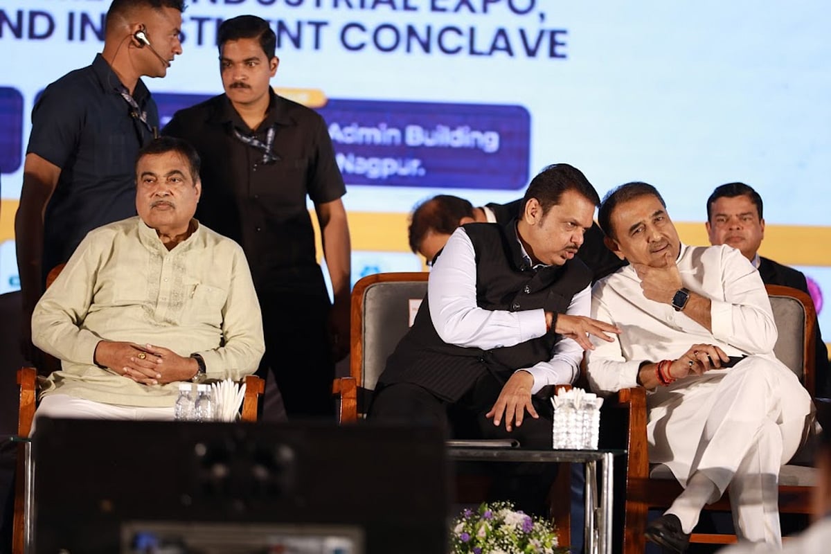 <div class="paragraphs"><p>Maharashtra Chief Minister Devendra Fadnavis flanked by Union minister Nitin Gadkari and former Union minister Praful Patel at the investment conclave. (Photo Source: Advantage Vidarbha website)</p></div>
