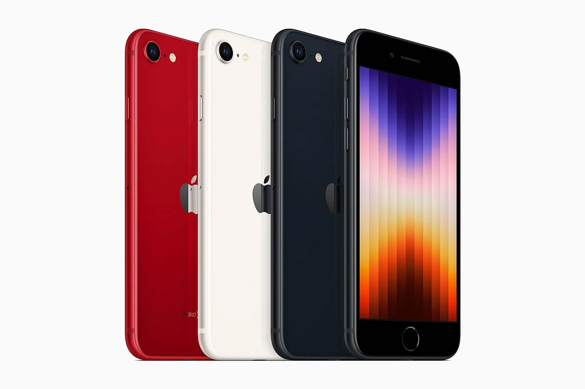 <div class="paragraphs"><p>The iPhone SE 3 came in three hues: midnight, starlight, and red.</p></div>