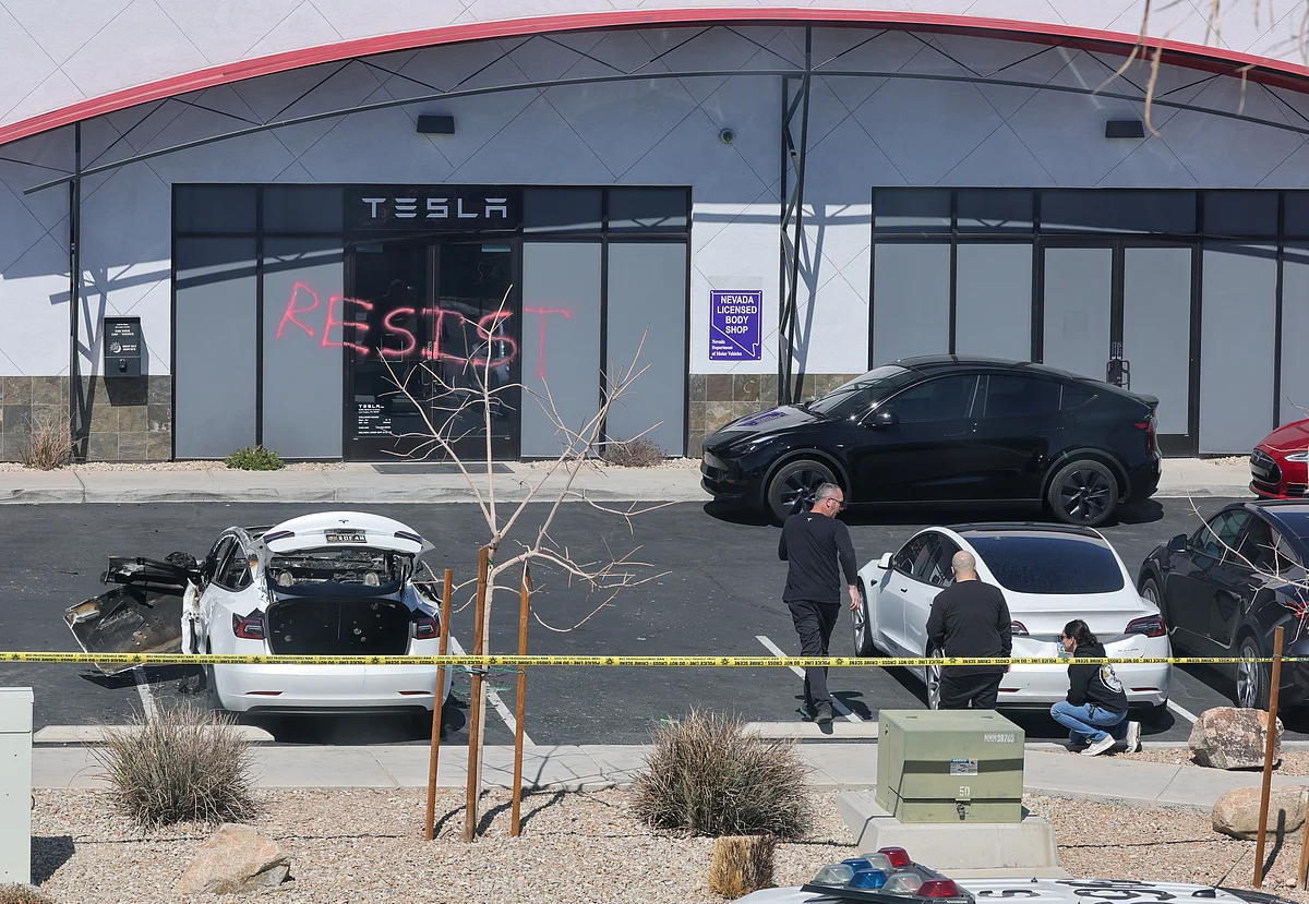 <div class="paragraphs"><p>Investigators at a Tesla Collision Center in Las Vegas on March 18.</p></div>